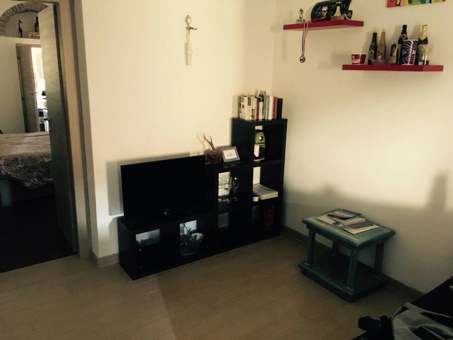 Salottino, con TV led e divano