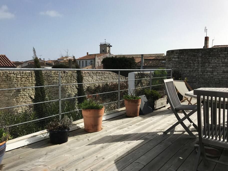 Vue sur le clocher de l'église et les toits de tuiles