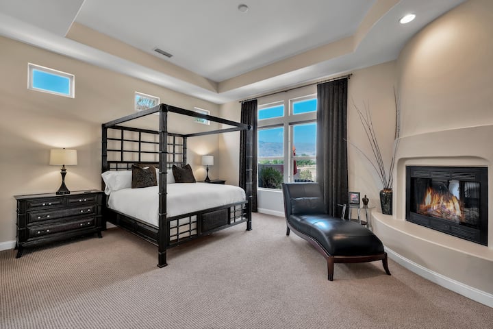 Chumba cha kulala cha kiwango cha juu kilicho na mandhari nzuri ya mlima.