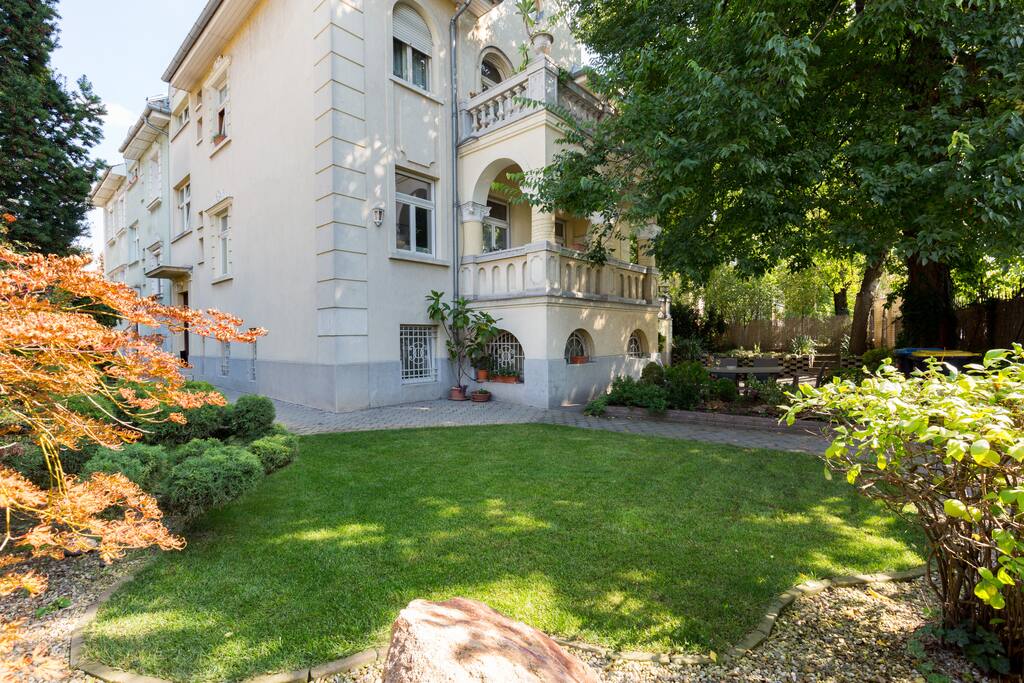 "Ideal for two to stay in Budapest. Quiet location, close to the city. Peter was a great host." (Gábor, November 2017)