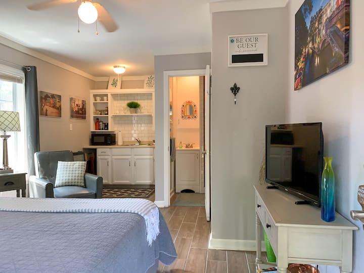 Guesthouse W/ Private Entry, Kitchenette & Garden. - San Antonio