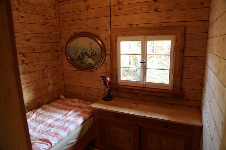 Bedroom with single bed