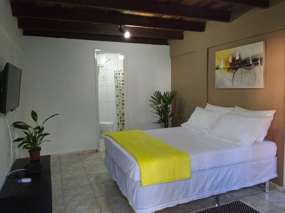 Quarto com lareira, cama box, tv32", sky, frigobar, wi-fi