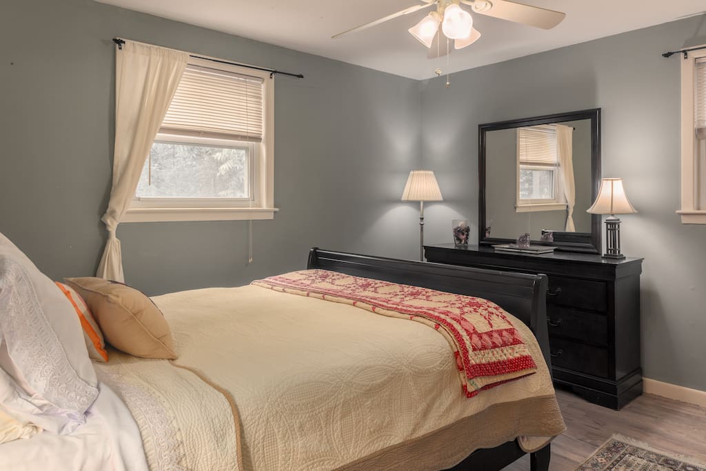 Queen size master suite