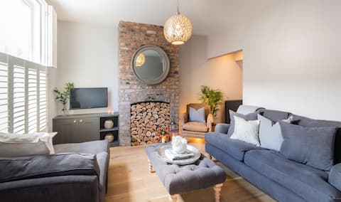 Top Airbnb: Luxury townhouse within the City walls in Chester Castle