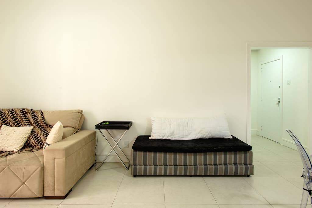Sala com sofá cama