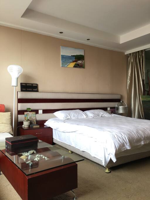 干净的大床房2.2X2.3米的大床。Clean room, 2.2X2.3 meters of the bed