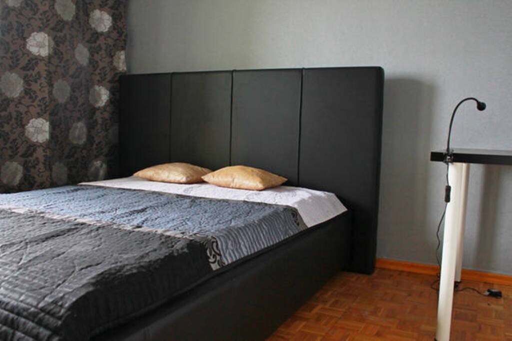 Bedroom with a double bed and a balcony