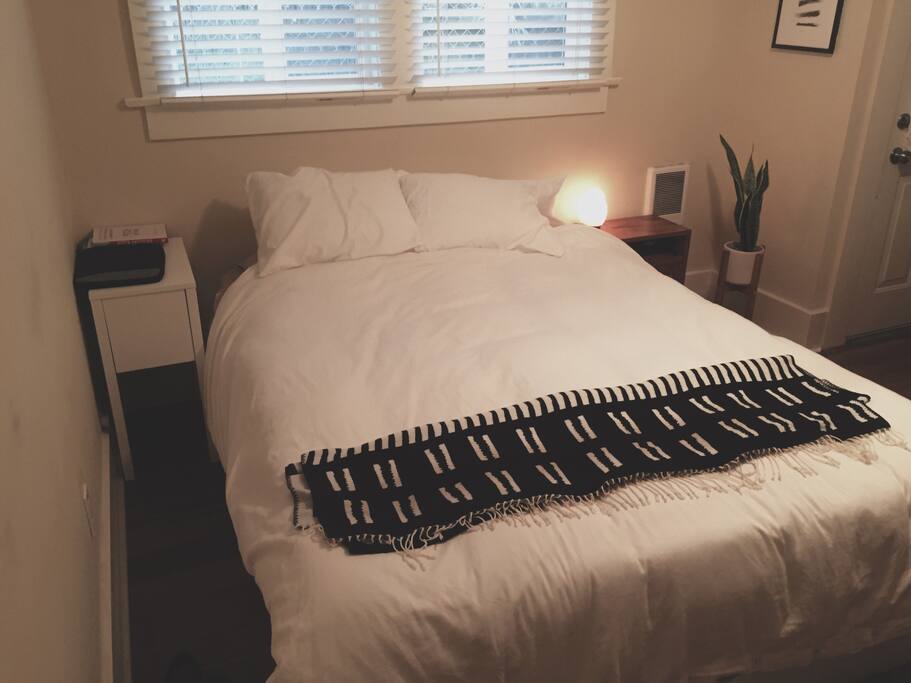 Bedroom with tempur pedic mattress
