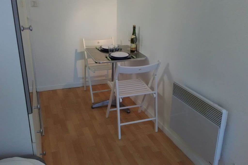 Table à manger et 2 chaises