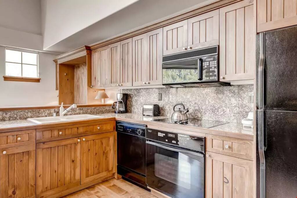 Prepare meals in the fully equipped kitchen and enjoy them together at the dining table.