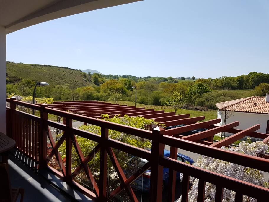 Terrasse vue campagne et montagnes