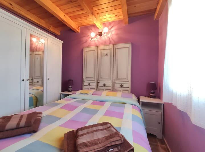 долния етаж: спалня с двойно легло 1,35 см, нощни шкафчета и гардероб