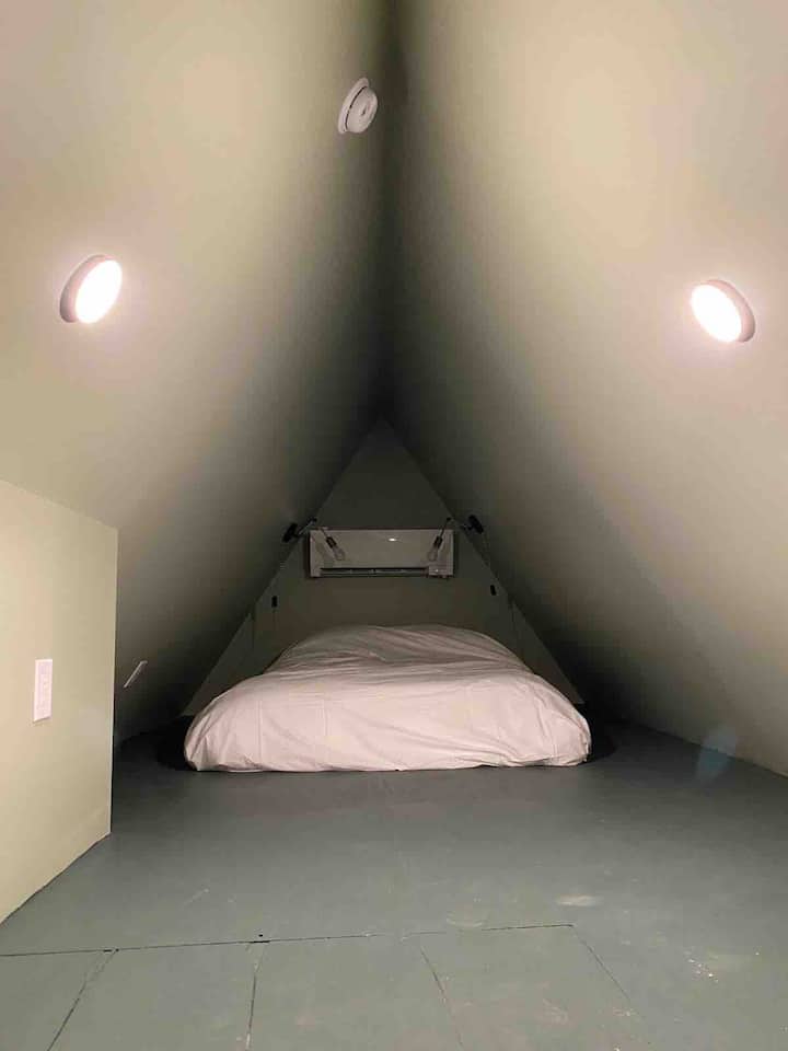 לופט עליית גג עם מיטה מלאה