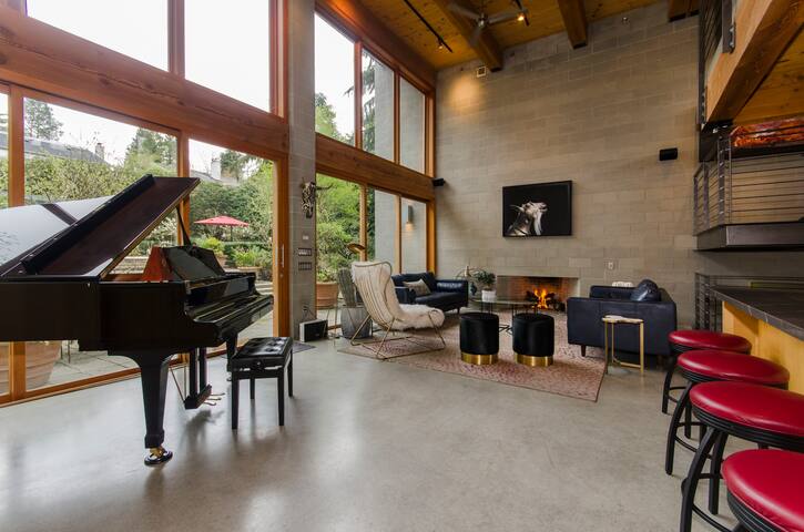 Private Oasis in Vancouver with Pool and Hot Tub gallery image 5