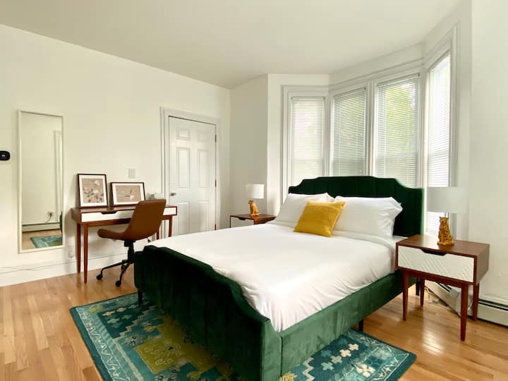 Lovely 3bedroom condo in a fantastic location! Condominiums for Rent