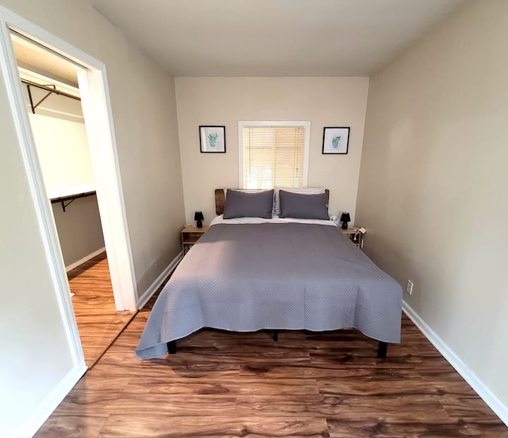 Просторна спалня с 12 - инчово хибридно двойно легло и дрешник