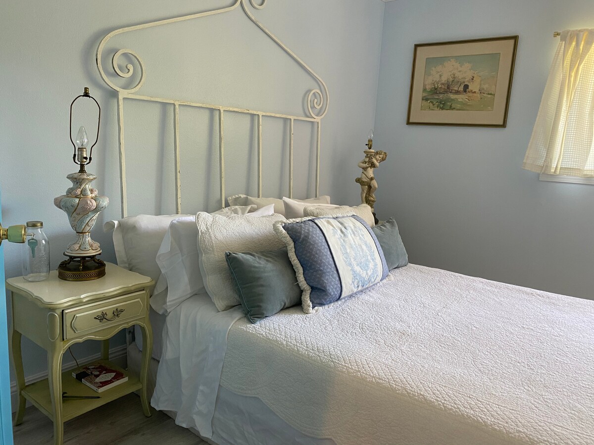 Sweet second bedroom. So cozy !!