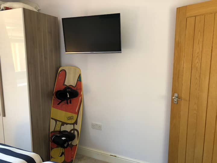 Dhoma e gjumit 2 - me TV me pamje falas