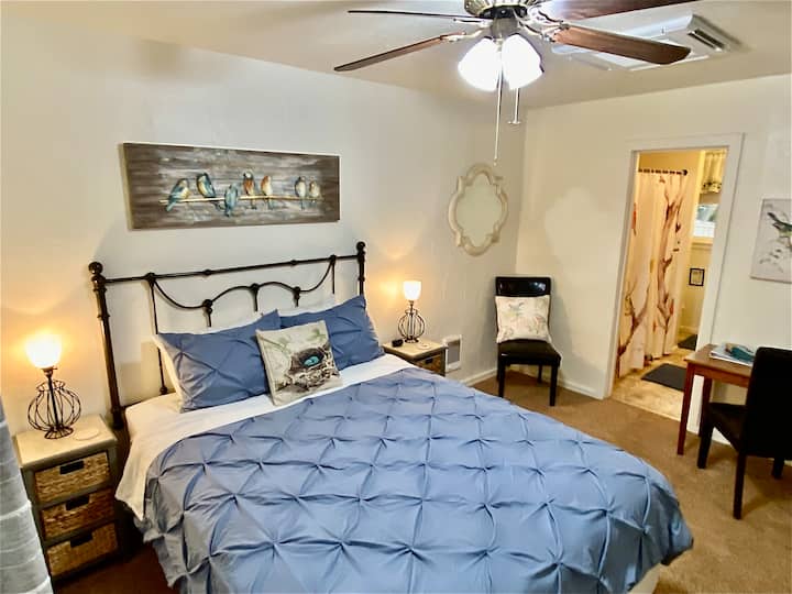 ห้องนอนมีม่านบังแดดเตียงควีนไซส์ปลอกหมอนกันภูมิแพ้และผ้าคลุมที่นอน ห้องพักยังมีพัดลมเพดานโซนควบคุมอุณหภูมิแยกต่างหากสำหรับเครื่องทำความร้อนและเครื่องปรับอากาศเครื่องทำความร้อนติดผนังรุ่นเก่าใช้เป็นเครื่องทำความร้อนสำรองได้ 