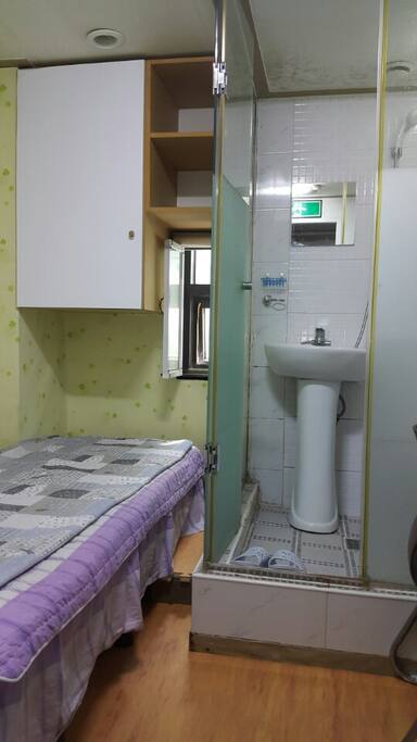 외창이있는 미니원룸입니다.
It is a mini studio with an outside window.