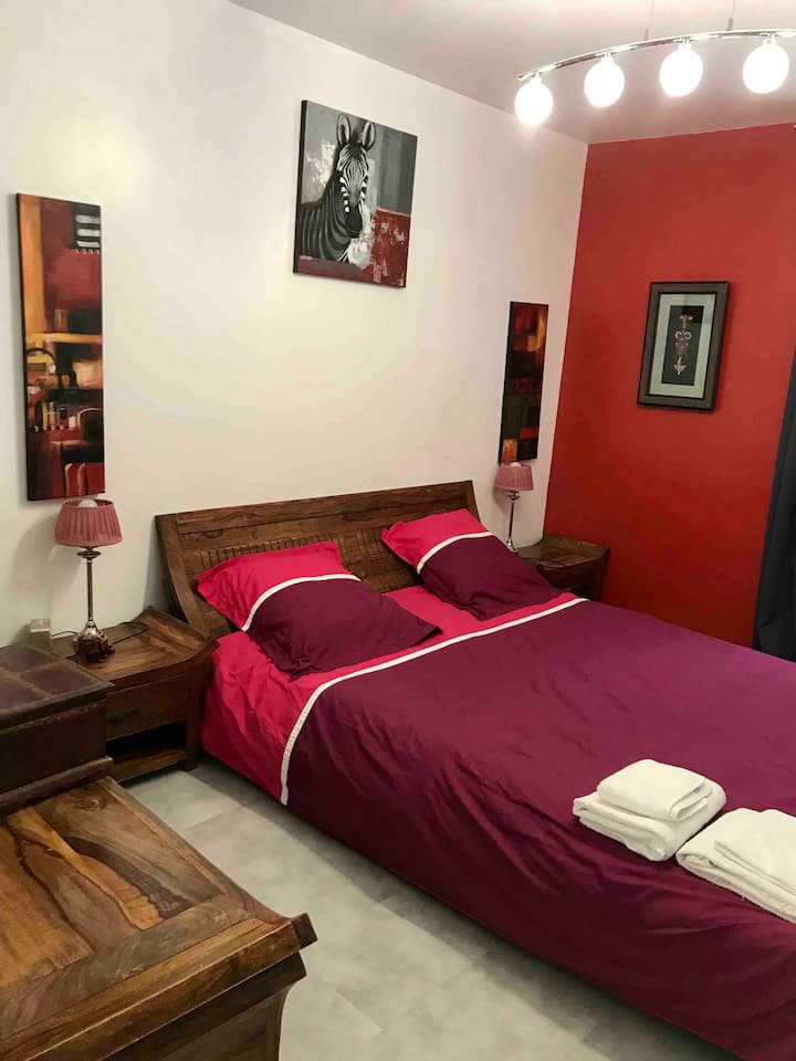 מיטת קינג סייז בחדר השינה הראשון