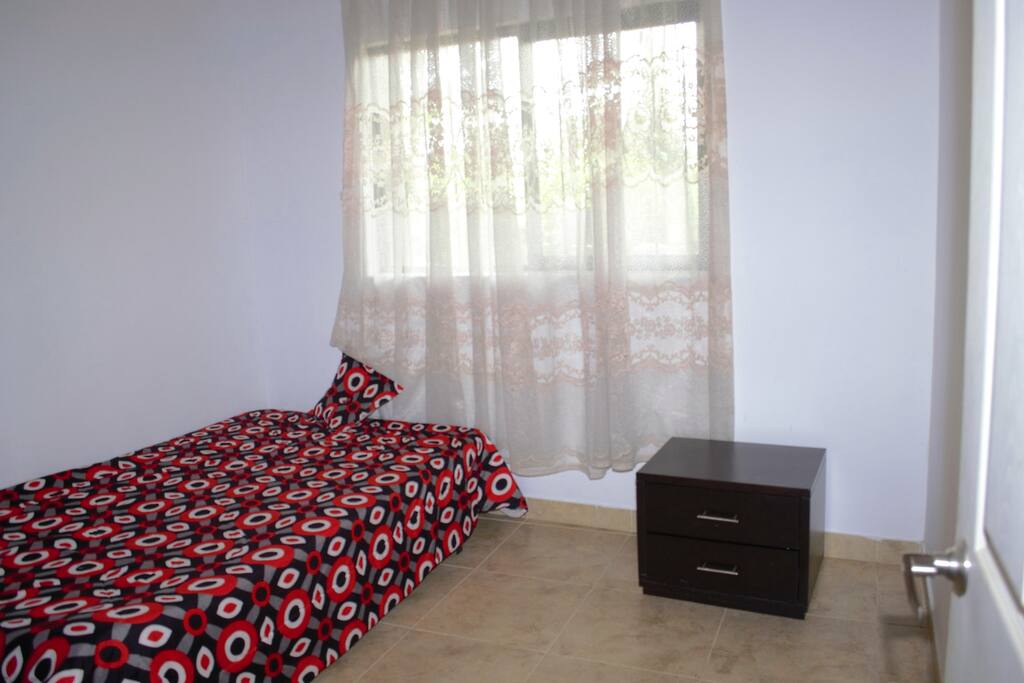 habitación 2. consta de una cama doble, un nochero y un armario.
