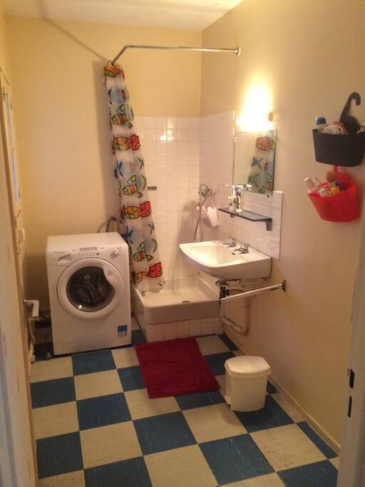 Salle de bain avec lave linge - sèche linge