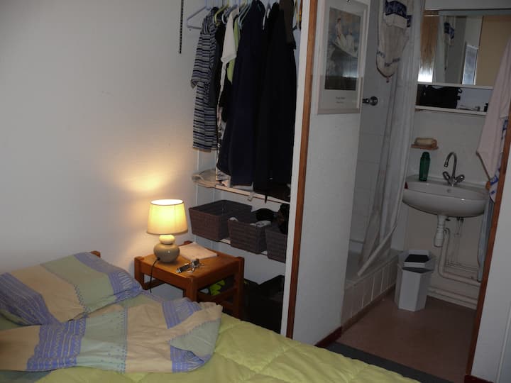 ห้องนอนใหญ่พร้อมฝักบัวอ่างล้างหน้าและที่เก็บของ