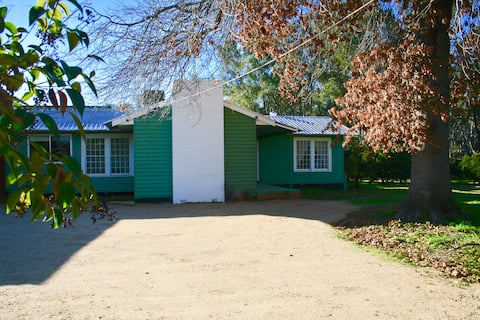 Casa Verde spacious, cottage, bush views.