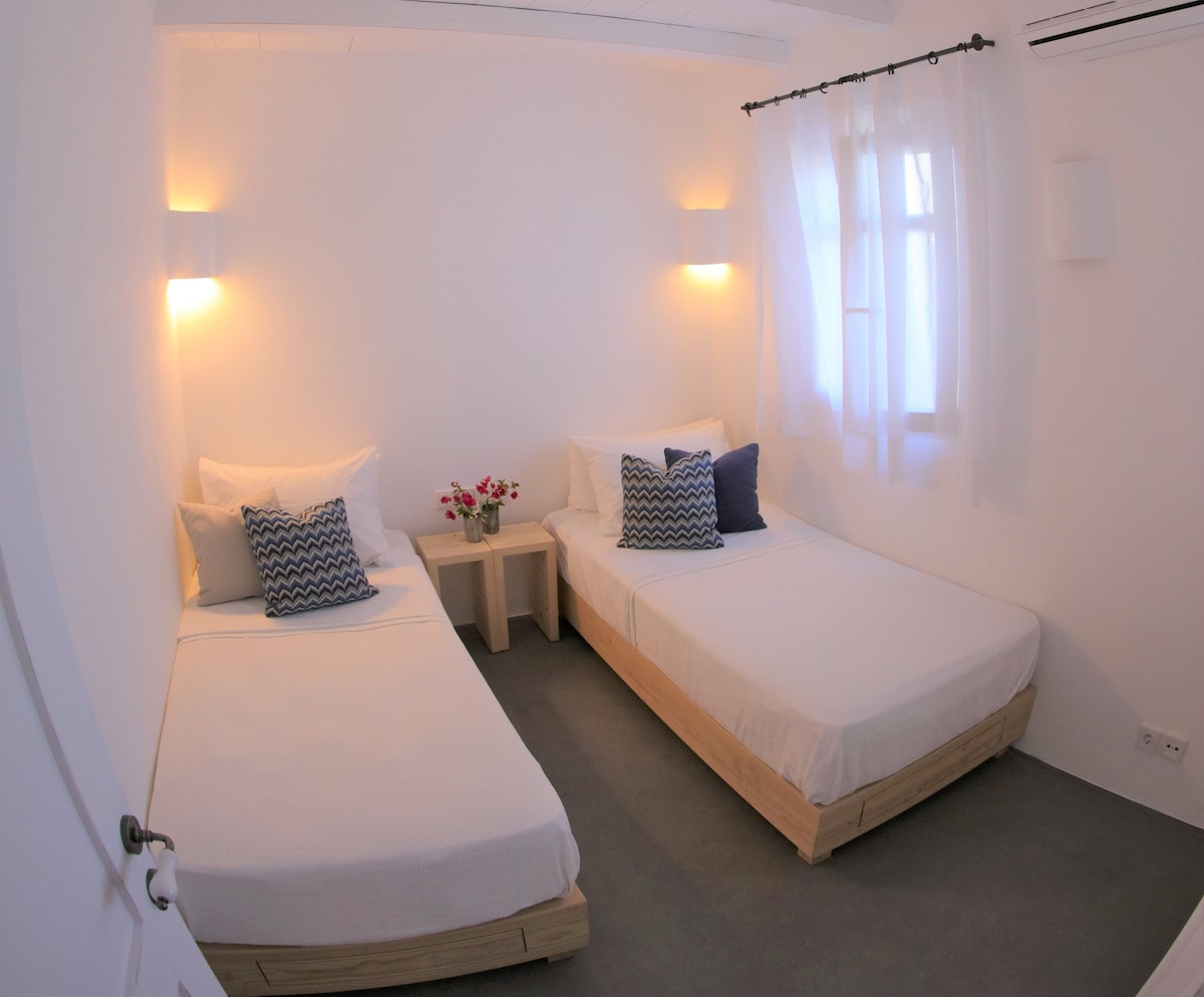 Naša druga spavaća soba na prvom katu s dva kreveta za jednu osobu ili jednim bračnim krevetom 