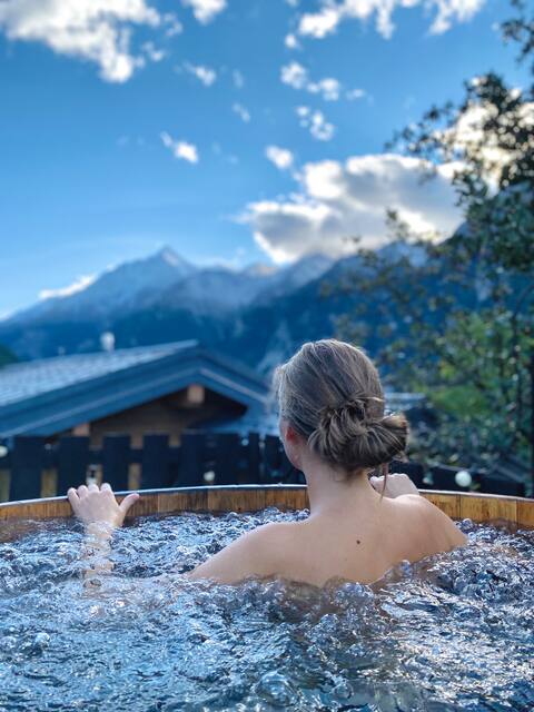 Chalet Riedegg for 1-4 with wooden sauna & hot tub