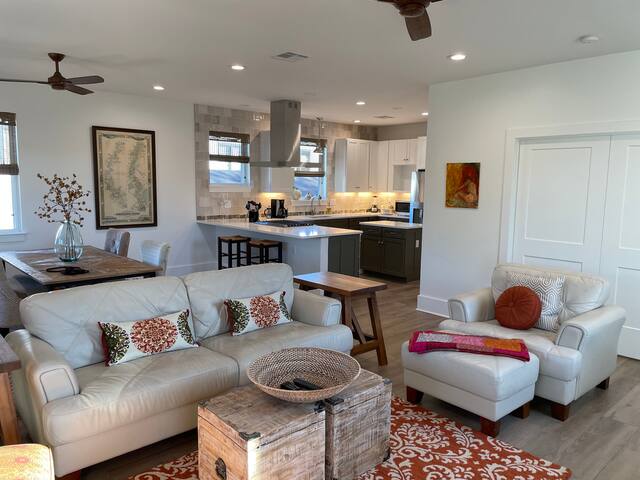 Beautiful Super Comfy 3/3 Townhome Best Location! gallery image 4