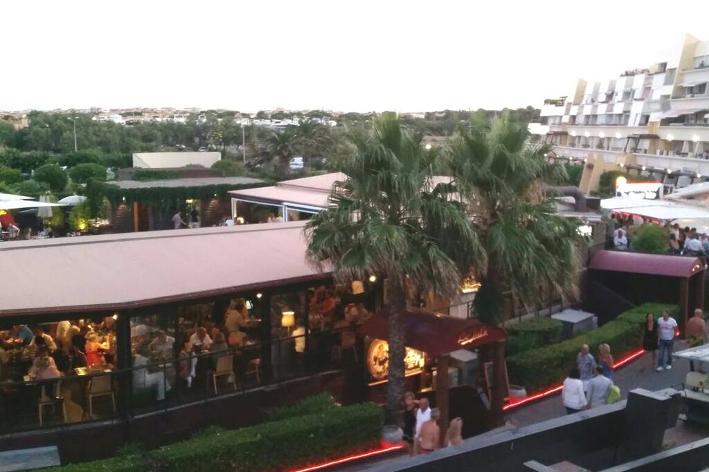 Restaurants et commerces au pied de l'immeuble.