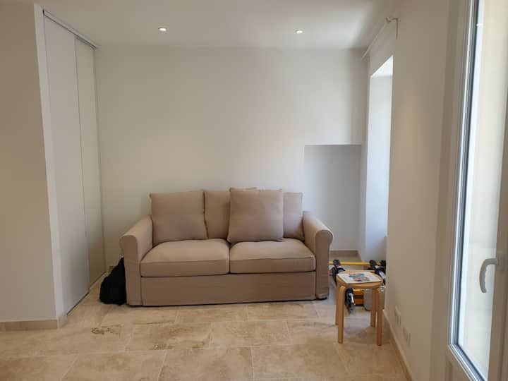 พื้นที่นั่งเล่นพร้อมตู้เสื้อผ้าคู่และโซฟาเบดคู่แปลงเป็นเตียงขนาด 140 x 200 ฐานรองที่นอนระแนงที่นอน 10 ซม. หลังจากถอดเบาะออกทั้งหมดแล้วเตียงก็เปิดออกโดยดึงบาร์ตรงกลางเข้าหาตัวคุณ