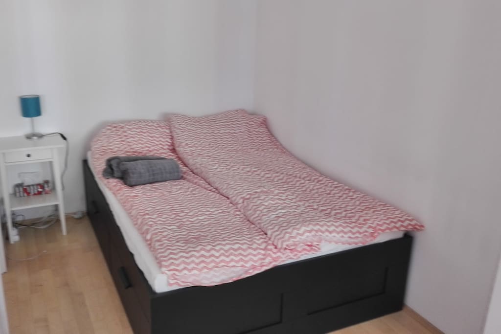 Doppelbett im Schlafzimmer