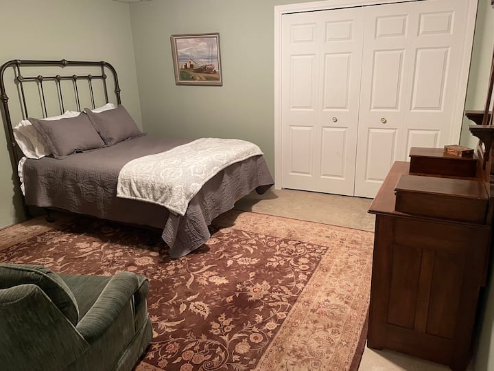 Სარდაფის საძინებელი სააბაზანოთი პირდაპირ დარბაზის გასწვრივ. Ამ ნომერში არის ორადგილიანი საწოლი თქვენი სტუმრობისთვის. 