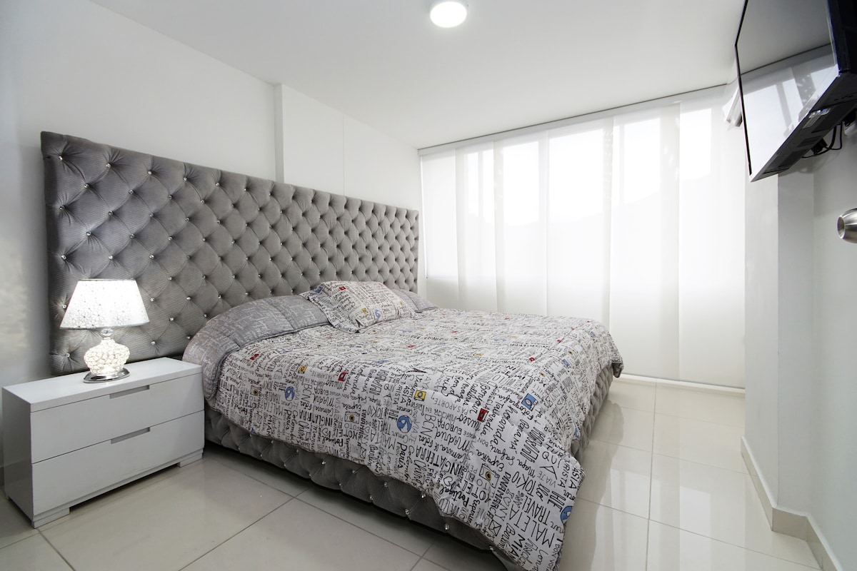 Cama king que se puede abrir y convertir en dos camas sencillas.  King bed that can be opened and converted into two single beds.