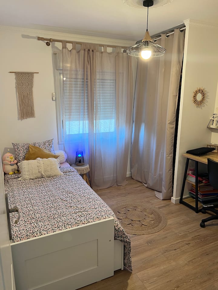 ห้องนอน 2:
เตียงเดี่ยว 80 หรือเตียงคู่ 160
โทรทัศน์ 