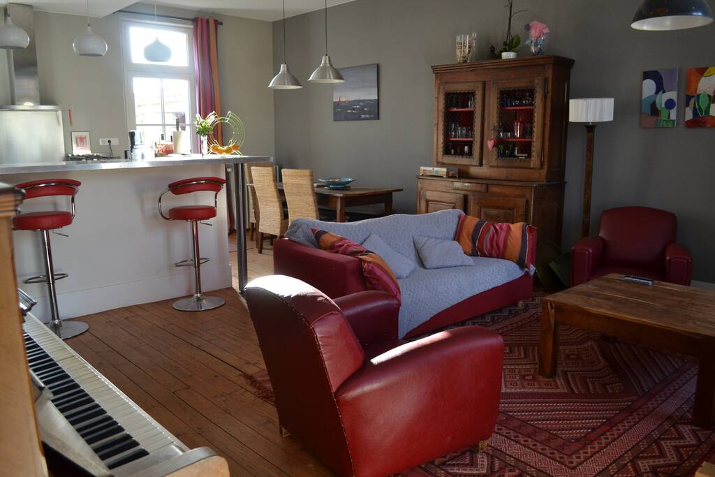 Vue de l'entrée avec salon salle à manger