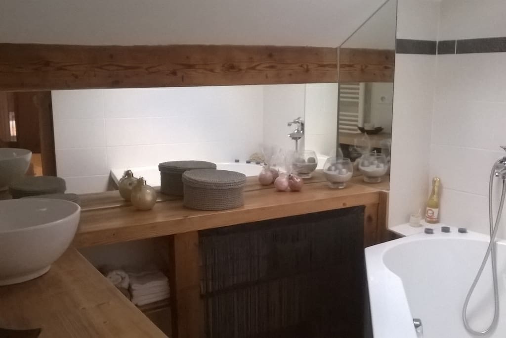 Salle de bain avec baignoire