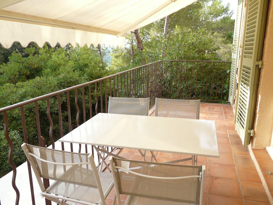 La terrasse permettant de prendre les repas à 4 personnes