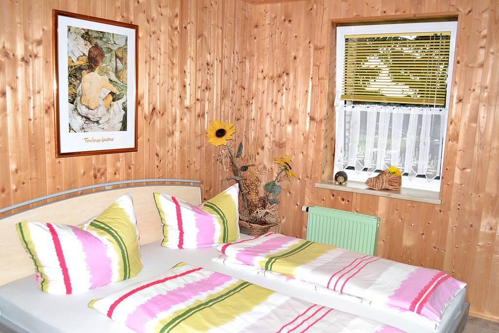 Schlafzimmer 1