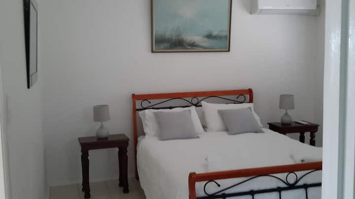 Chumba cha kulala kiyoyozi na feni