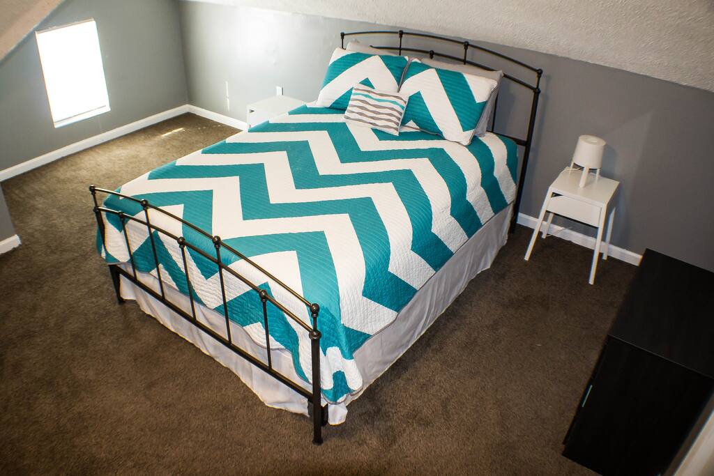 Bedroom (Upstairs) - Queen size bed
