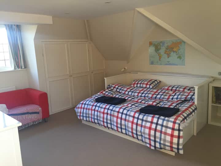 Двокреветна соба со туш кабина и тоалет