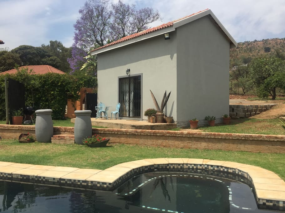 Free-standing cottage with lots of privacy, use of pool and braai facilities.