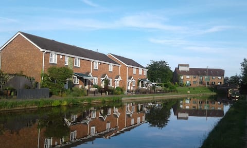 Fronting Shropshire Union canal