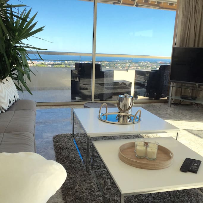 Séjour de 35m2, donnant sur la mer et sur la montagne
35m2 livingroom, View on the sea and the Esterel mountains