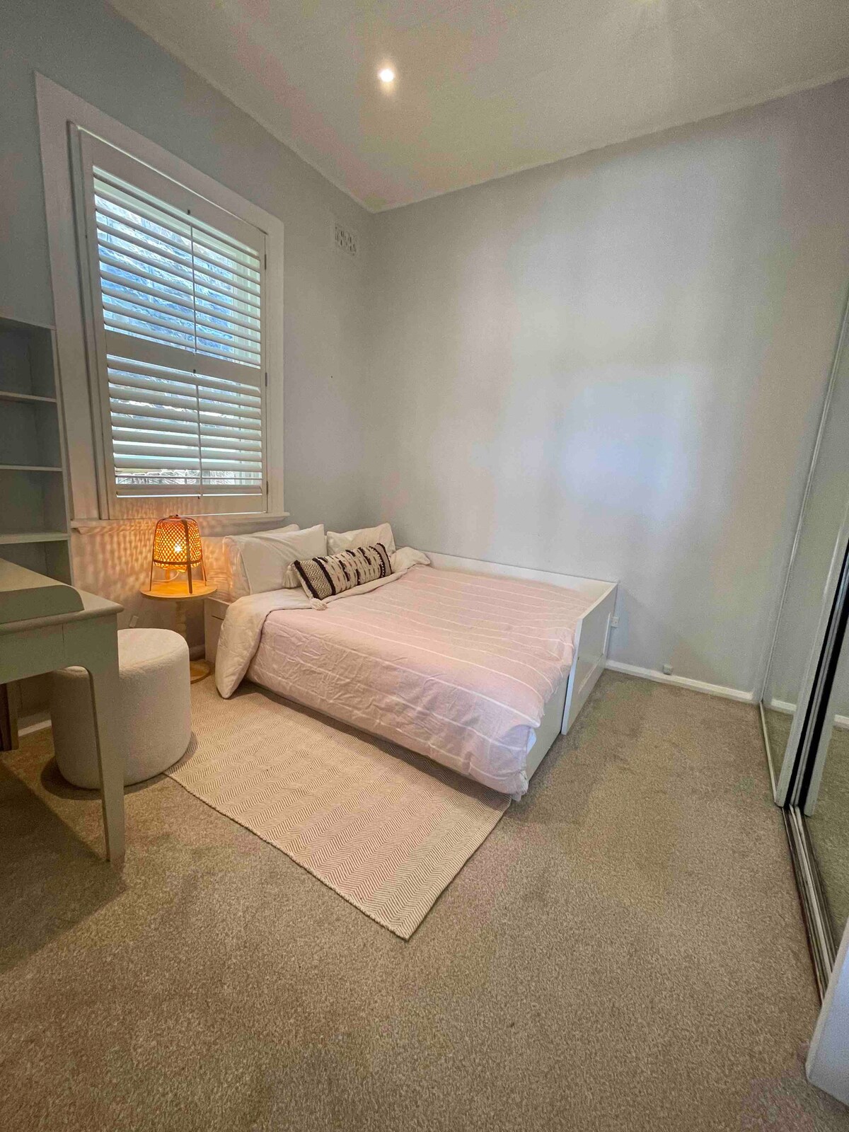 Slaapkamer met queensize bed